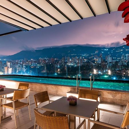 Hotel York Luxury Suites Medellin By Preferred Luaran gambar The rooftop pool at the hotel