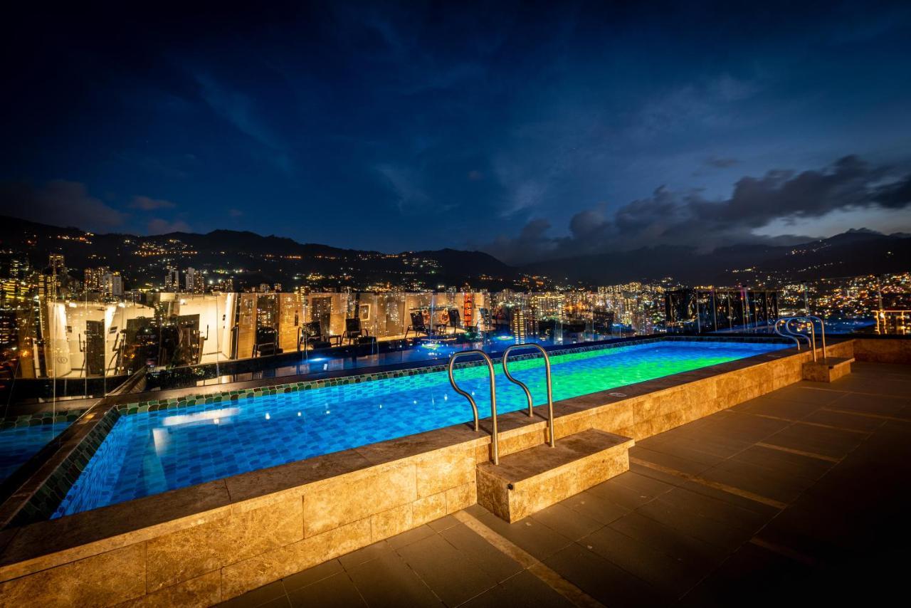 Hotel York Luxury Suites Medellin By Preferred Luaran gambar The pool at the hotel