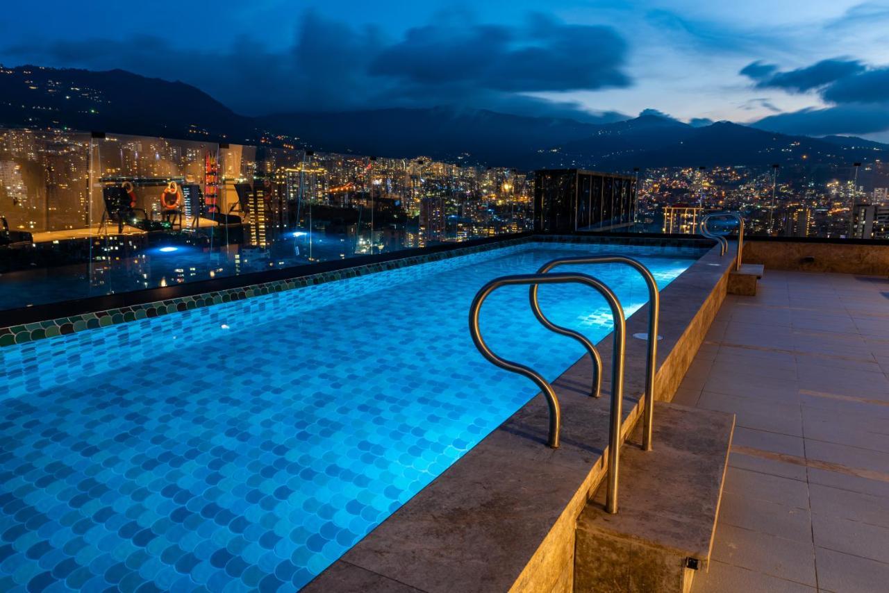 Hotel York Luxury Suites Medellin By Preferred Luaran gambar Infinity pool at the top of the hotel
