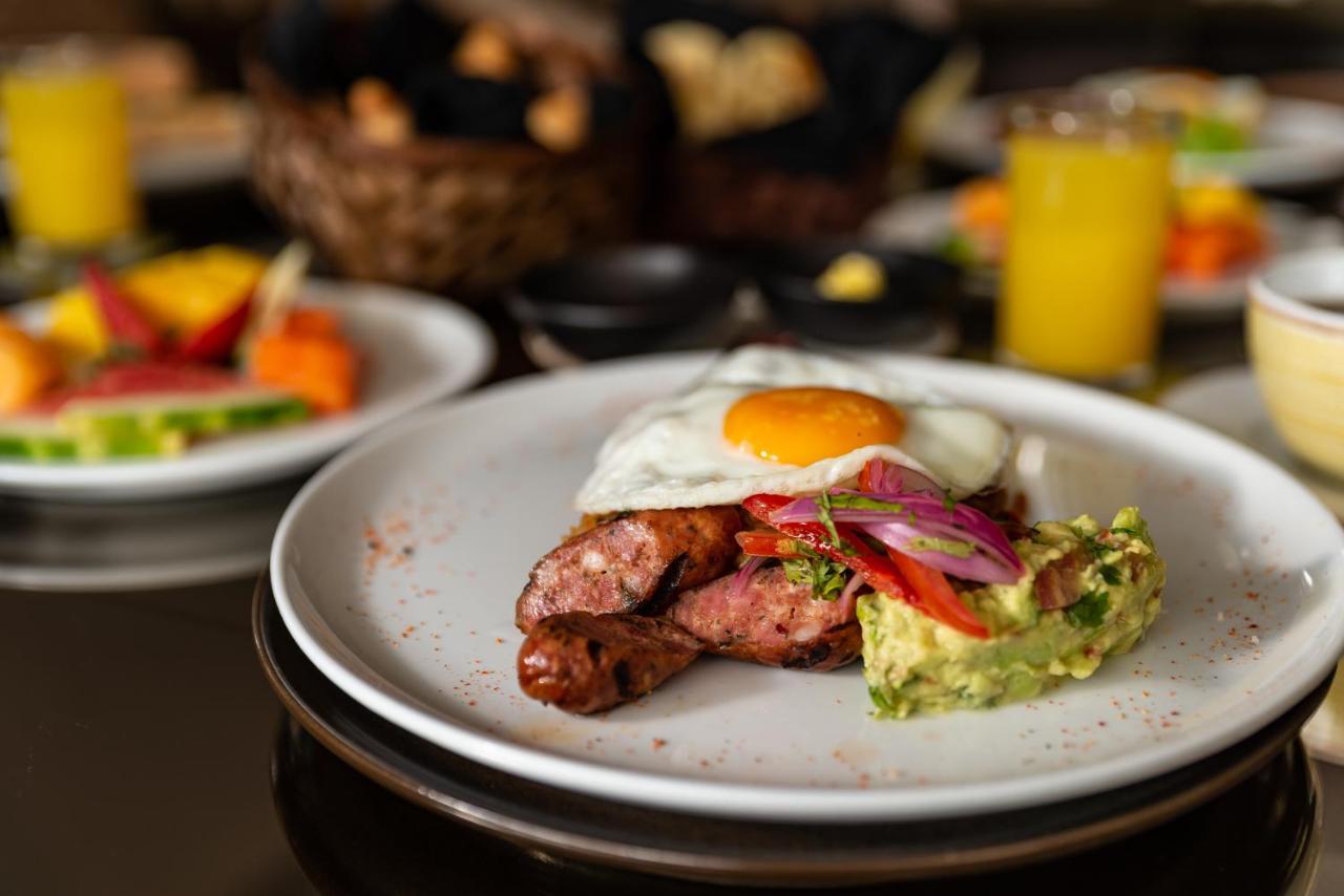 Hotel York Luxury Suites Medellin By Preferred Luaran gambar Breakfast at the hotel