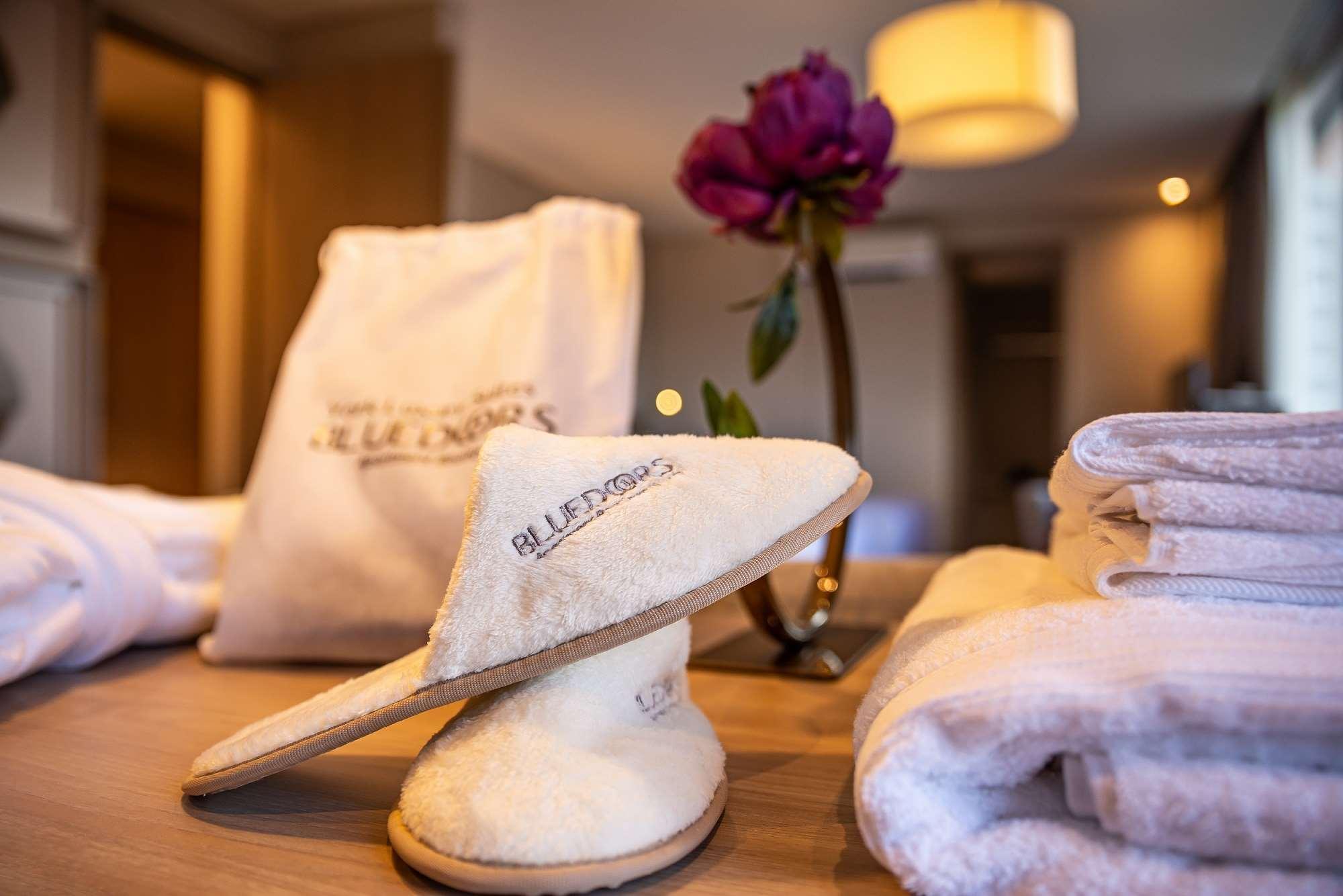Hotel York Luxury Suites Medellin By Preferred Luaran gambar A pair of hotel slippers