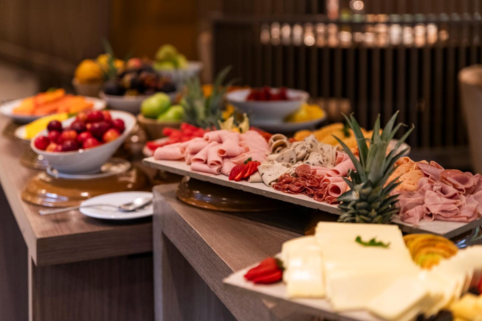 Hotel York Luxury Suites Medellin By Preferred Luaran gambar A buffet at a hotel