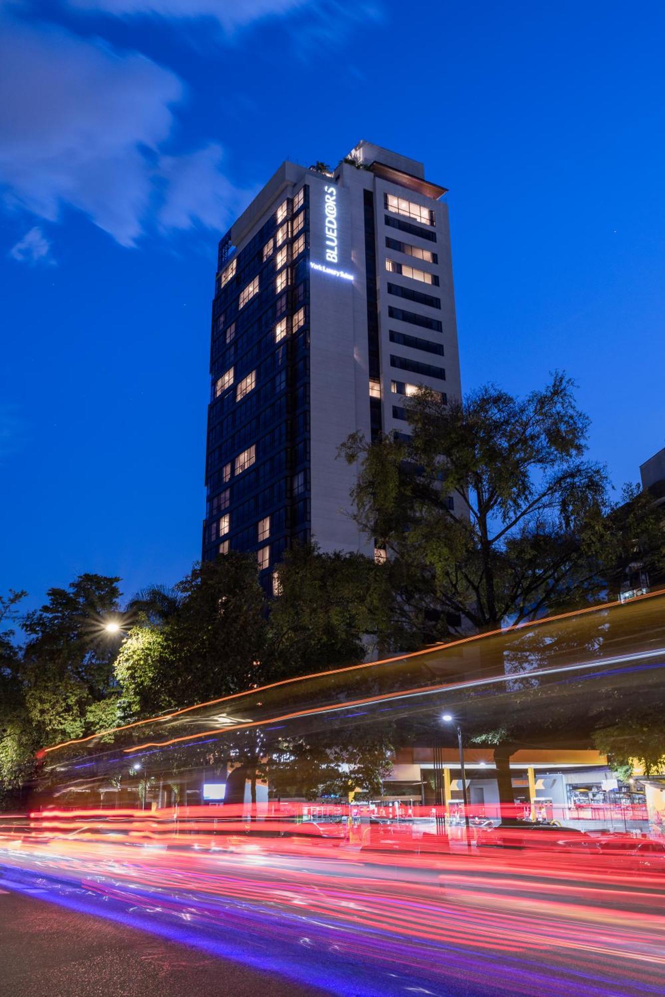 Hotel York Luxury Suites Medellin By Preferred Luaran gambar The hotel at night