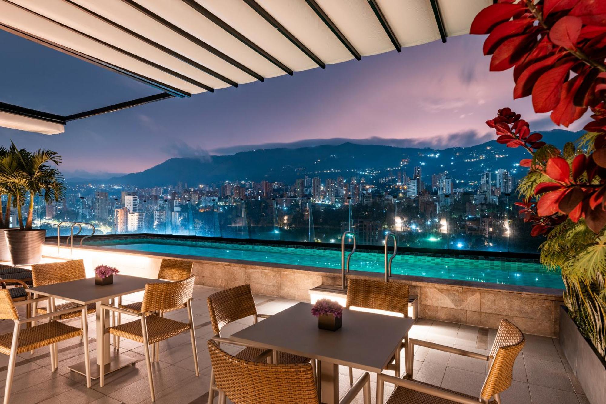 Hotel York Luxury Suites Medellin By Preferred Luaran gambar The rooftop pool at the hotel