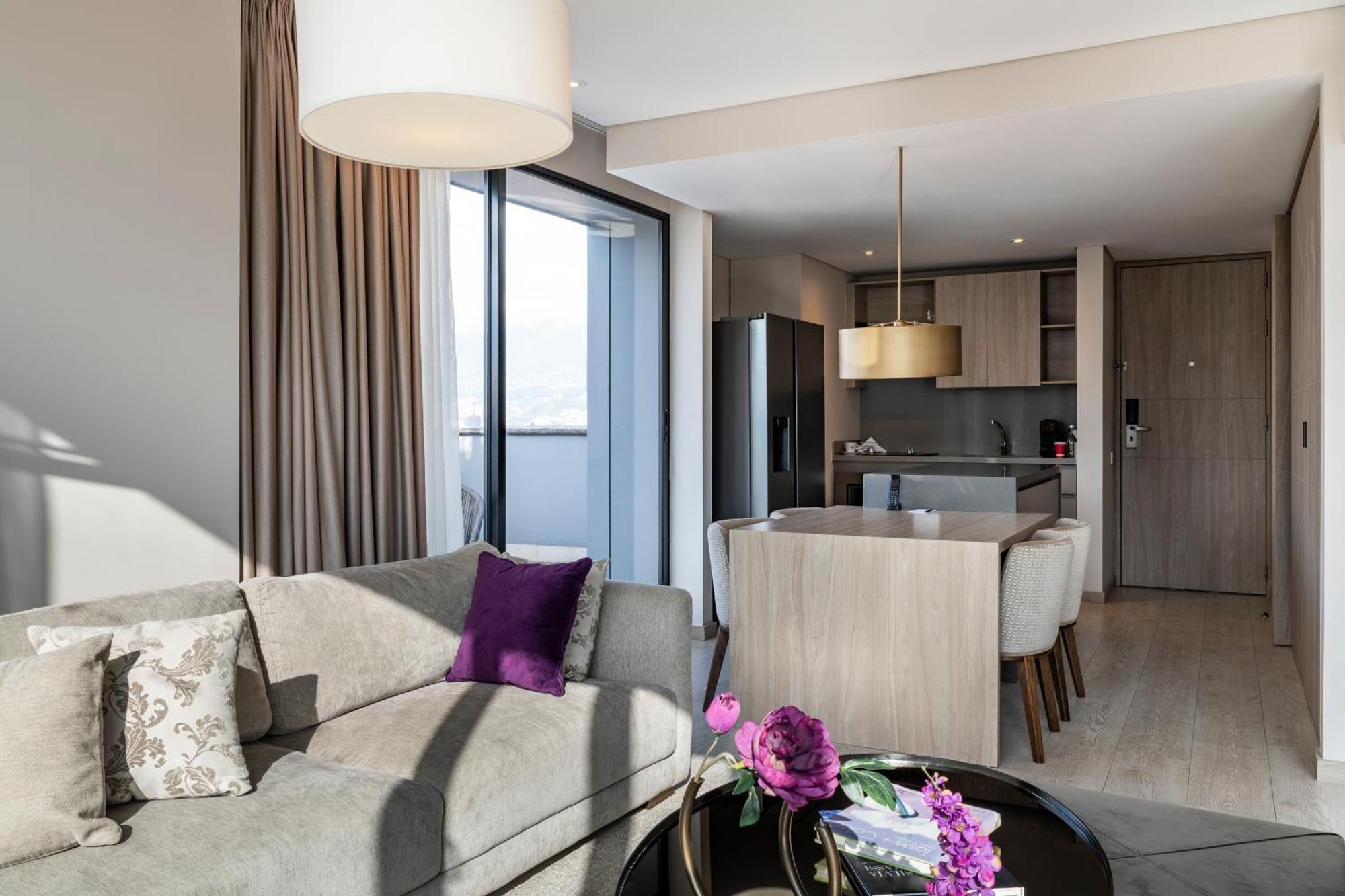 Hotel York Luxury Suites Medellin By Preferred Luaran gambar A typical apartment interior