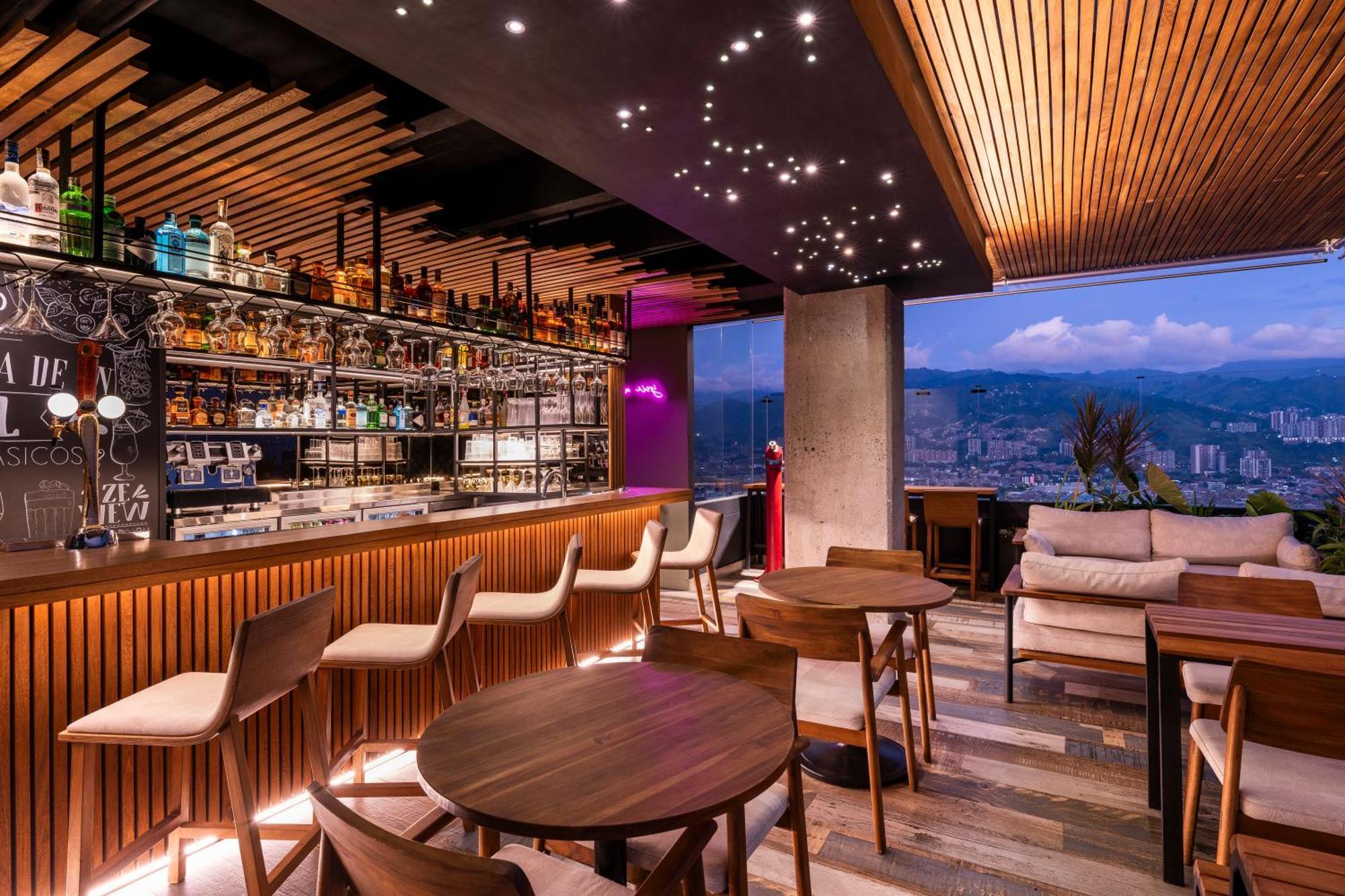 Hotel York Luxury Suites Medellin By Preferred Luaran gambar The bar at the 360° Sky Lounge