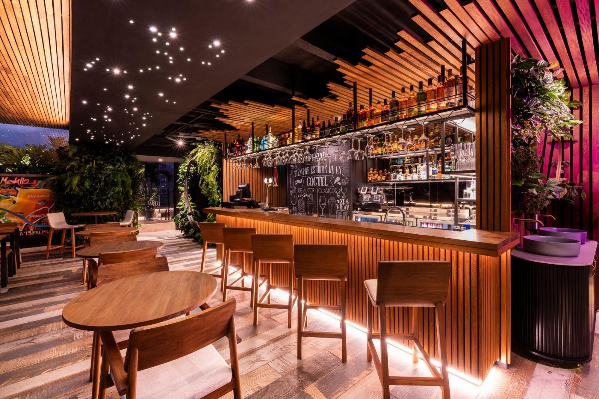 Hotel York Luxury Suites Medellin By Preferred Luaran gambar The bar at the 101 Skybar