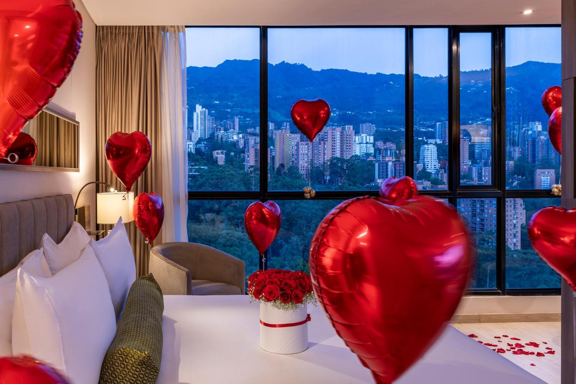 Hotel York Luxury Suites Medellin By Preferred Luaran gambar A bedroom decorated for Valentine's Day