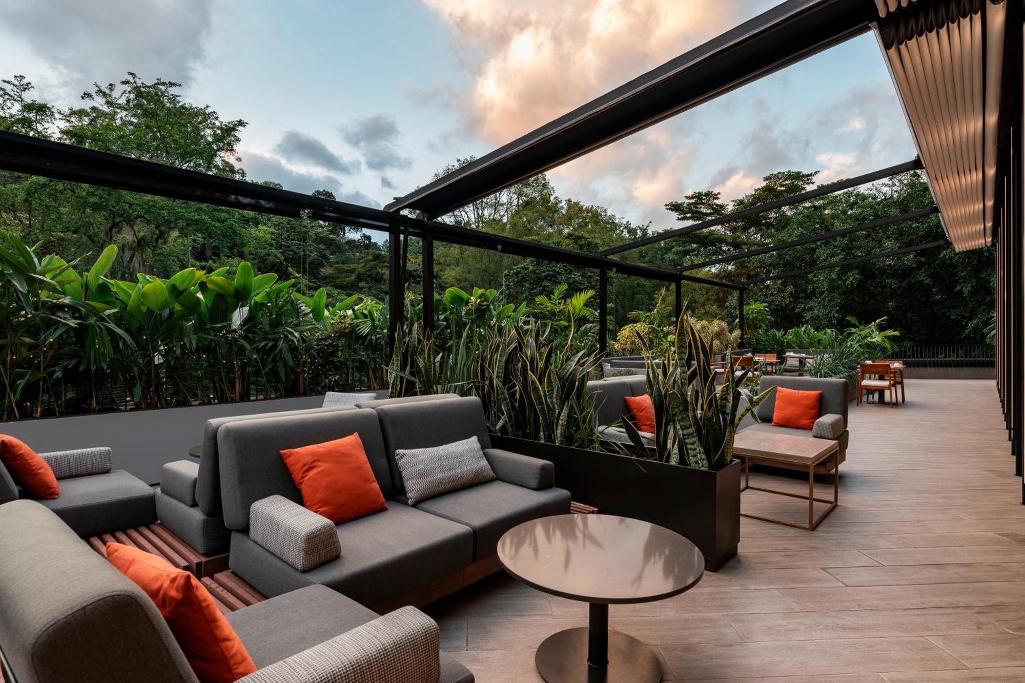 Hotel York Luxury Suites Medellin By Preferred Luaran gambar The rooftop lounge at the hotel
