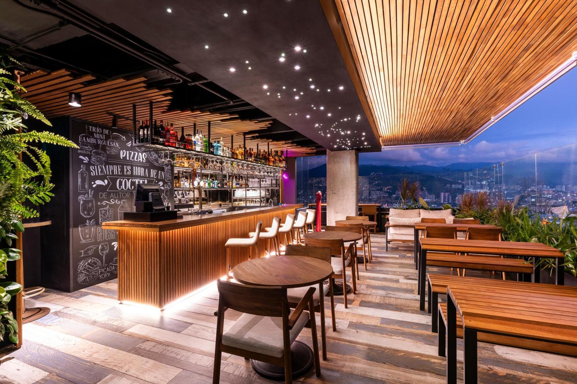 Hotel York Luxury Suites Medellin By Preferred Luaran gambar The Peak Lounge