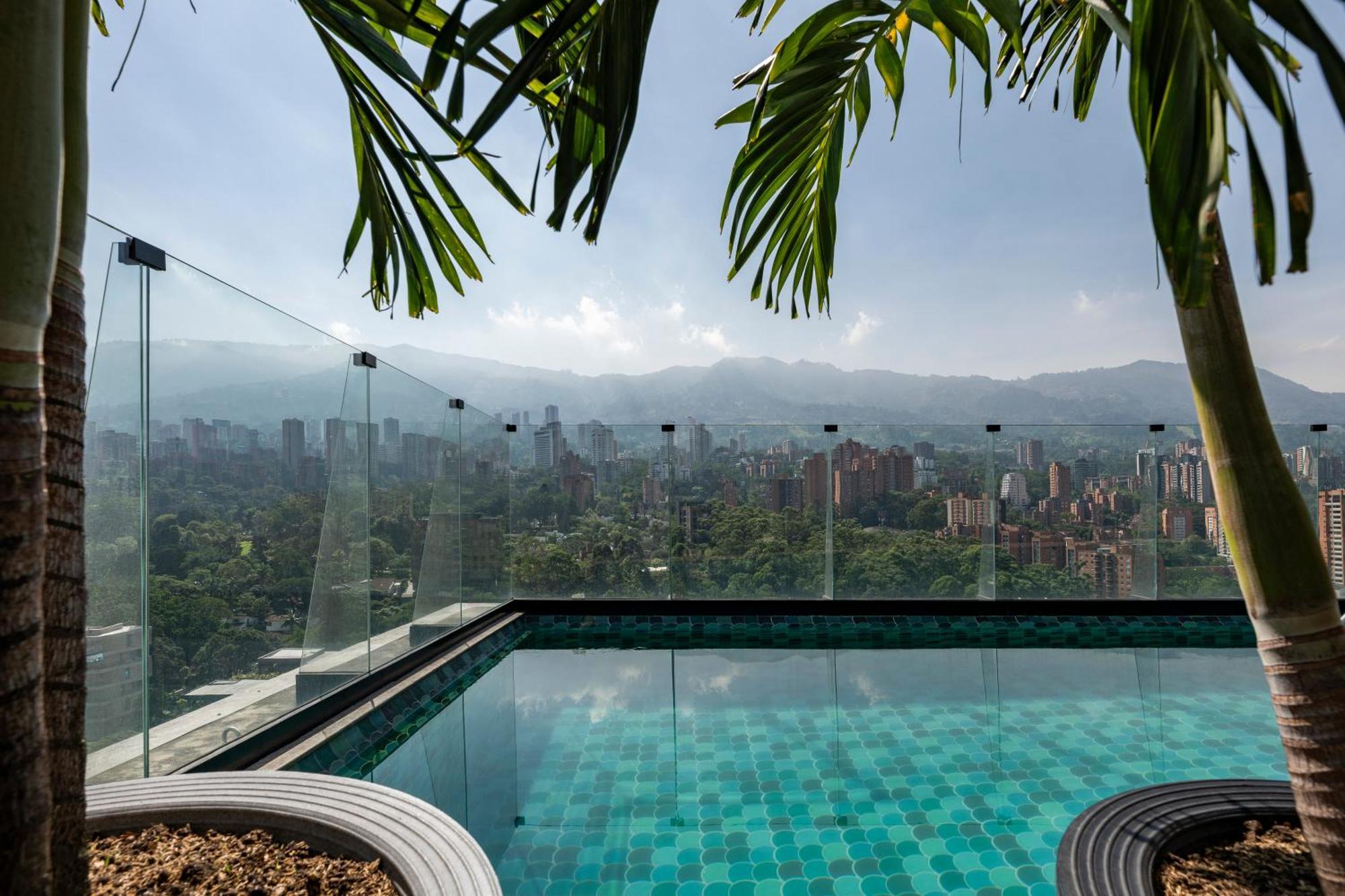 Hotel York Luxury Suites Medellin By Preferred Luaran gambar View from the rooftop pool