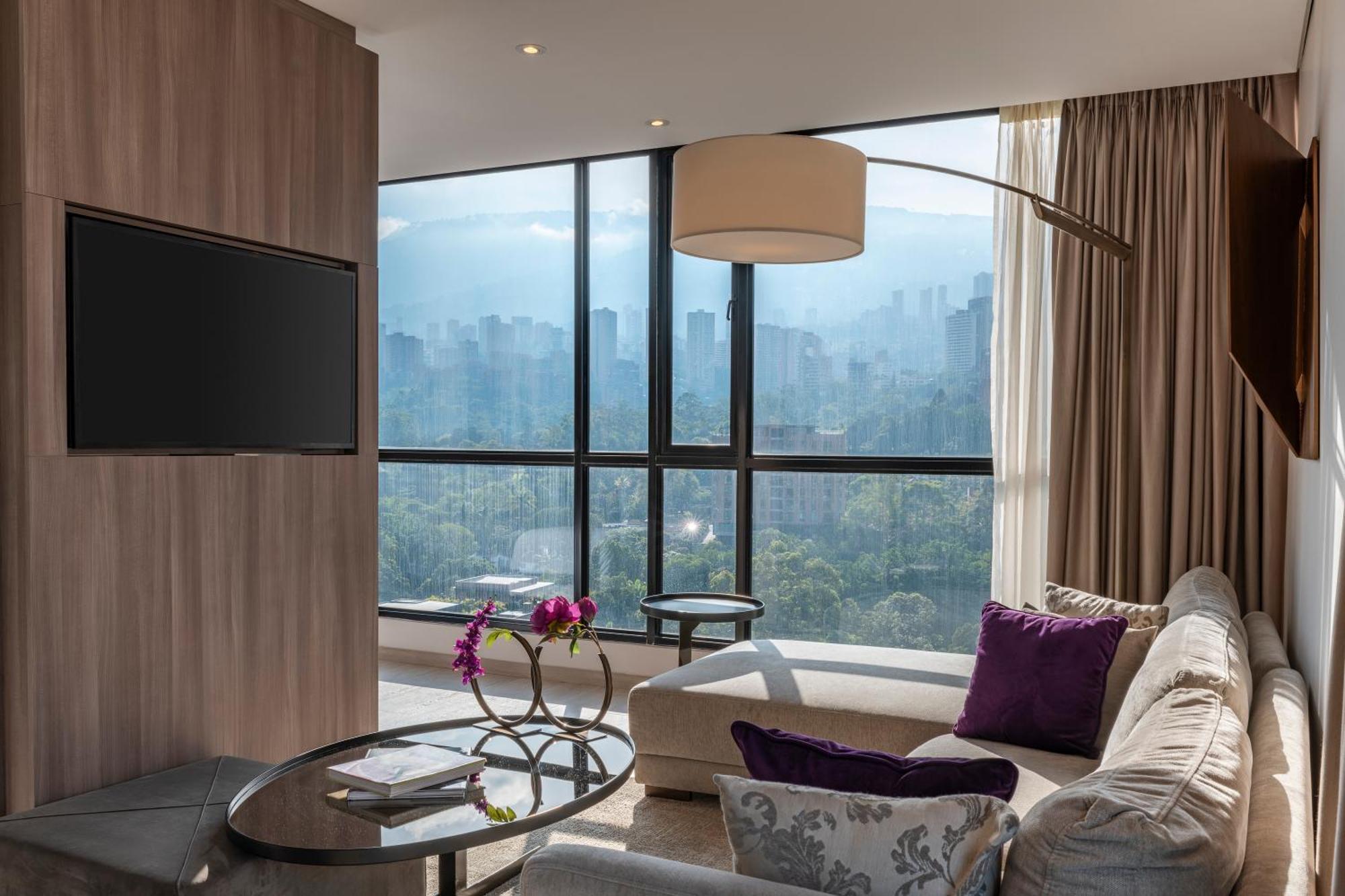 Hotel York Luxury Suites Medellin By Preferred Luaran gambar A suite at the hotel