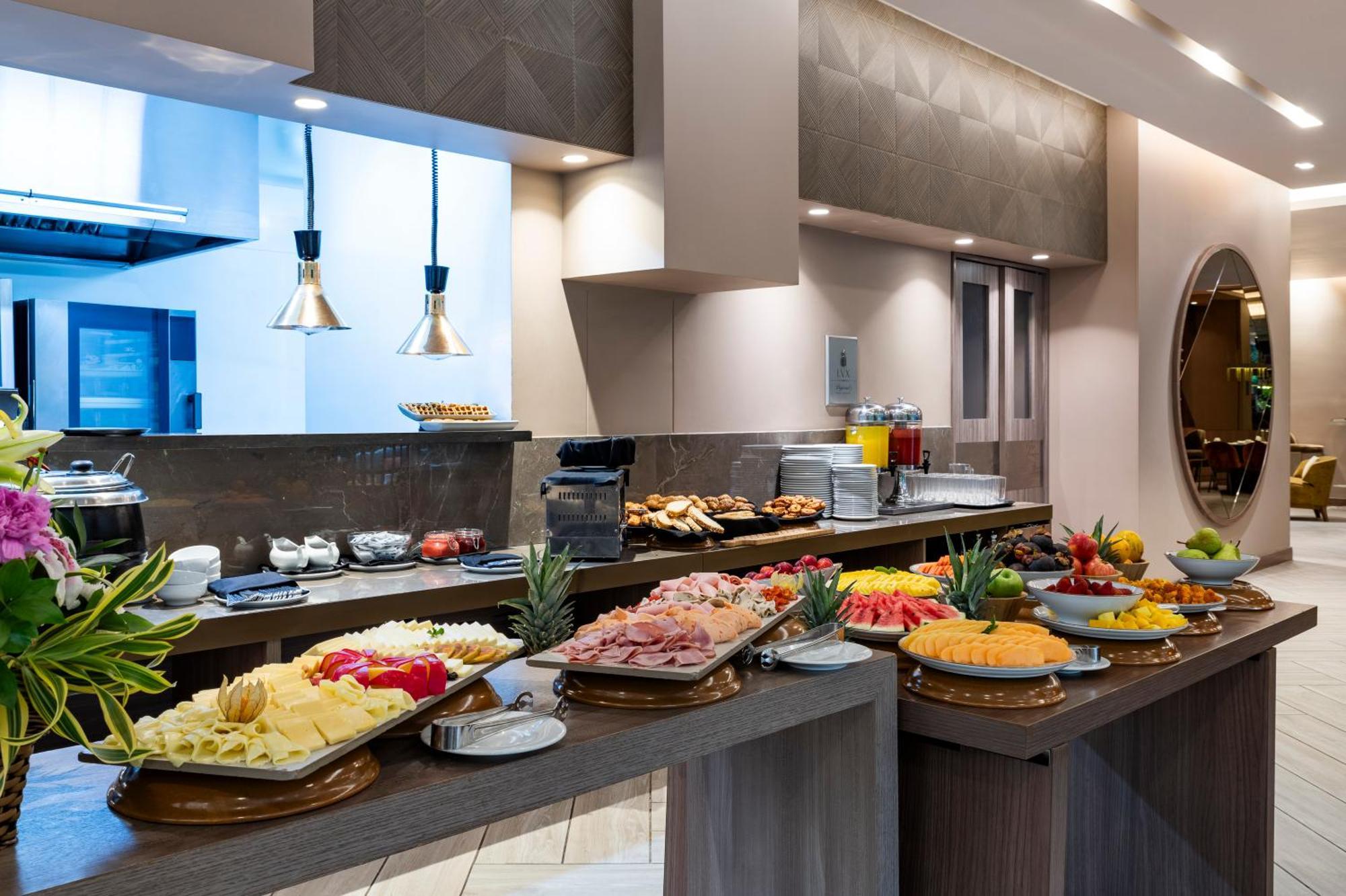 Hotel York Luxury Suites Medellin By Preferred Luaran gambar A buffet at a hotel