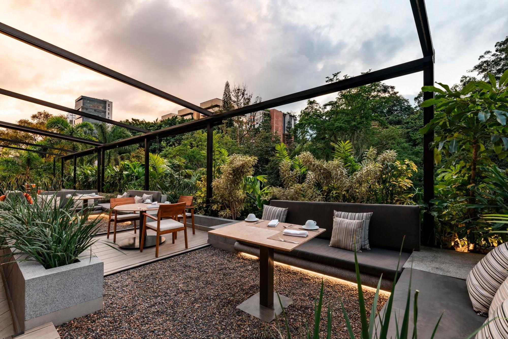 Hotel York Luxury Suites Medellin By Preferred Luaran gambar The rooftop garden at the restaurant
